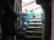 Tin tức - Bên trong ngôi ở biệt thự phải mặc... áo mưa!