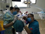 Làm mẹ - Vị bác sĩ quỳ suốt 40 phút để phẫu thuật cho trẻ