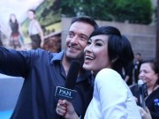 Làng sao - Kathy Uyên rạng rỡ chụp ảnh cùng Hugh Jackman