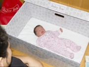 Làm mẹ - Ngỡ ngàng với lý do trẻ sơ sinh Anh ngủ trong hộp các-tông thay vì nôi