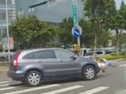 Clip Eva - Clip: Người phụ nữ đi bộ qua đường bị ôtô hai lần chèn qua bụng