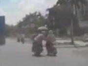 Clip Eva - Video: Cô gái đi Vespa bị giật túi xách ngay trên đường
