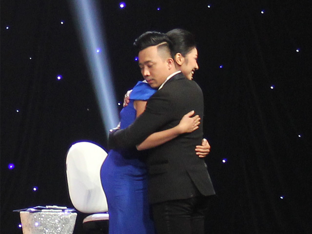 Trấn Thành ôm chầm thí sinh giống Hoa hậu Nguyễn Thị Huyền vì ngưỡng mộ