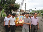 Tin tức - Đau xót đón thi thể nữ sinh viên bị nước lũ cuốn trôi