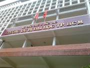 Tin tức - Nữ sinh xem tài liệu chép trên đùi bị giám thị bắt