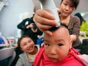 Làm mẹ - Sai lầm từ thói quen cạo trọc đầu trẻ sơ sinh mùa hè cho mát