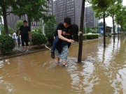 Làm vợ - Sợ bẩn giày, chàng trai trèo lên lưng để bạn gái cõng qua chỗ lội