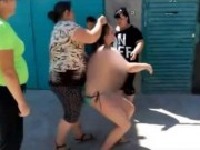 Clip Eva - Video: Cô gái mặc bikini bị đánh ghen hội đồng ngay trên phố