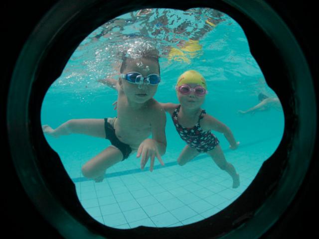 Bố 4 con bày mẹo dạy trẻ bơi nhoay nhoáy khi đi còn chưa vững