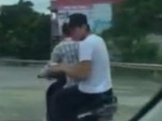 Clip Eva - Video: Màn rượt đuổi 2 tên cướp cầm dao nhọn như phim hành động
