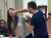 Tin tức - Video chồng đánh vợ ngay trên sóng truyền hình trực tiếp gây sốc