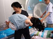 Chuẩn bị mang thai - Cuộc vượt cạn bất chấp tính mạng của mẹ tật nguyền khiến triệu người rơi lệ