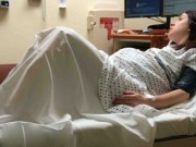 Bà bầu - Mặc kệ vợ đau đẻ, chồng vẫn mải mê bắt... Pokémon