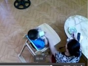 Tin tức - Nhờ camera, bà mẹ trẻ 'vạch mặt' thói côn đồ của người giúp việc với con mình