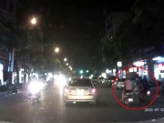 Tin tức - Clip: 2 cô gái bị cướp giật túi xách táo tợn giữa Hà Nội