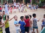 Tin tức - Cha mẹ căng thẳng chạy trường mầm non cho con