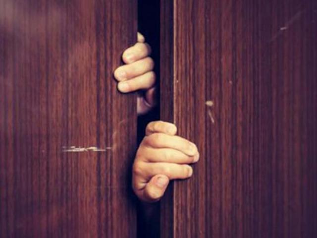 Ngoại tình, bị phát hiện, giấu tình nhân trong rương đến chết ngạt