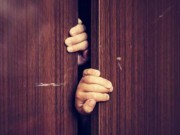 Ngoại tình, bị phát hiện, giấu tình nhân trong rương đến chết ngạt