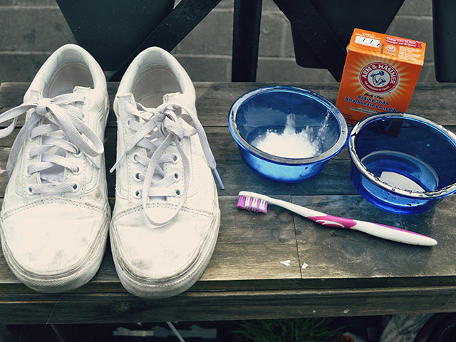 Mẹo làm trắng giày vô cùng đơn giản từ soda