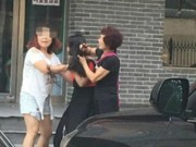 Tin tức - Đánh ghen hội đồng ở TQ: Lột đồ, cắt tóc tình địch ngay giữa phố