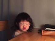 Làm mẹ - Chu mỏ, nhăn mày - bé gái Hàn gây sốt vì quá đáng yêu
