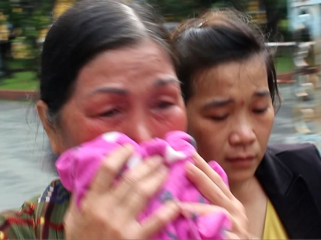 Mẹ bị cáo Tiến: “Con tôi còn dại mà sao tòa tuyên án tử hình!”