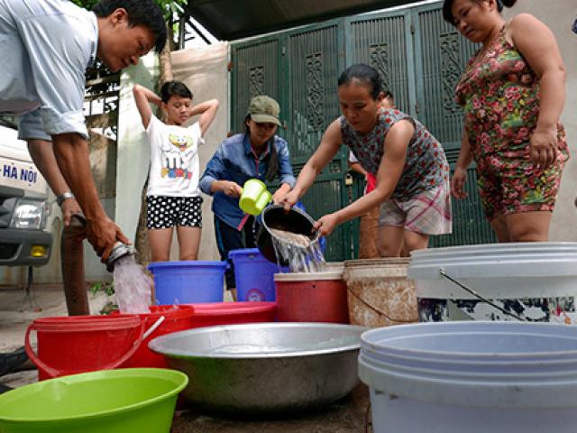 HN: Xếp hàng chờ lấy nước sinh hoạt như thời bao cấp