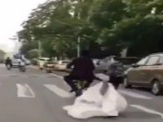 Clip Eva - Video: Đánh rơi cô dâu giữa đường, chú rể vẫn hồn nhiên đi tiếp