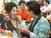 Làng sao - Thanh Bạch tình cảm lấy thức ăn cho vợ doanh nhân