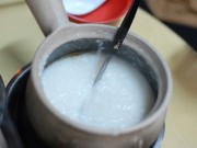 Làm mẹ - Bé sơ sinh suýt mất mạng vì cách nấu cháo các bà các mẹ hay làm
