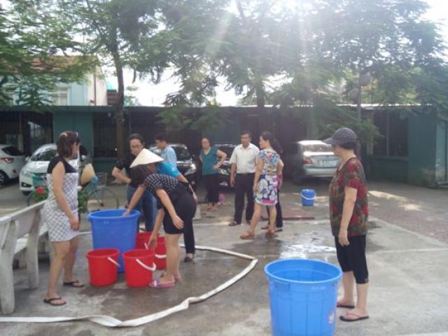 Người HN nhịn tắm, đi vệ sinh nhờ vì mất nước 3 tháng ròng
