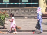 Tin tức - Cảm động bé gái quét đường giữa nắng nóng 40 độ để mẹ được nghỉ ngơi