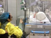 Tin tức - Nhói lòng hình ảnh thiếu úy bị ung thư lần đầu cũng là lần cuối gặp con