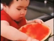 Clip Eva - "Cô bé thánh ăn" tái xuất với màn ăn dưa hấu bá đạo