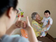 Yêu con - “Bất lực” nhìn mẹ chồng nêm muối vào cháo cho cháu