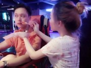 Eva Yêu - Bức ảnh "cô gái đút cho người yêu ăn" gây xôn xao