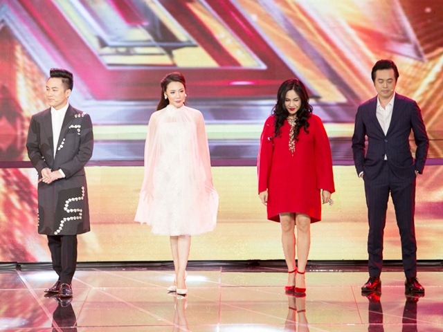 X-Factor: 4 giám khảo cười gượng trên ghế nóng sau 1 tuần lùm xùm cãi nhau
