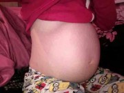 Bà bầu - Bố mẹ "sốc" vì con gái 16 tuổi bỗng dưng bụng to như mang bầu 6 tháng