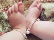 Làm mẹ - Chiếc vòng mà hàng nghìn em bé đang đeo lại âm thầm "hạ độc" con bạn