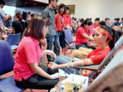 Làng sao - Hoa hậu Biển Thùy Trang tươi tỉnh đi hiến máu cùng giới trẻ Thủ đô