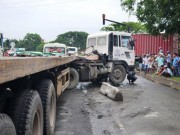 Tin tức - Hãi hùng: Container lao vào dòng xe đang chờ đèn đỏ