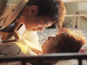 Xem & Đọc - "Chuyện tình bác sĩ" tập 14: Park Shin Hye bất động khi bị Kim Rae Won đè ngửa