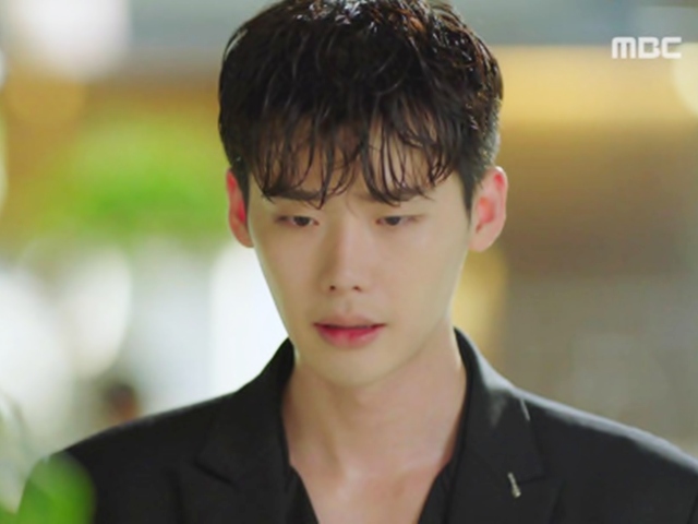 Hai thế giới tập 5: Lee Jong Suk sốc vì mình là biểu tượng sống ảo bán chạy