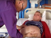 Bà bầu - Hơn 1,7 triệu người đã xem hành động đáng kinh ngạc của vị bác sĩ sản khoa này!