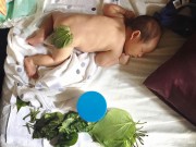 Làm mẹ - "Tan chảy" với hình ảnh con trai sơ sinh nhà Lý Hải "làm đẹp" bằng trầu không