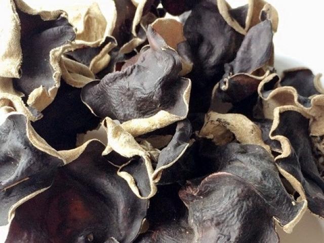 Nguy cơ rước bệnh từ thói quen ngâm mộc nhĩ quá lâu trong nước
