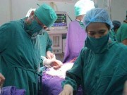 Tin tức - Phẫu thuật cứu sống kịp thời cháu bé 1 giờ tuổi lộ nội tạng ra ngoài