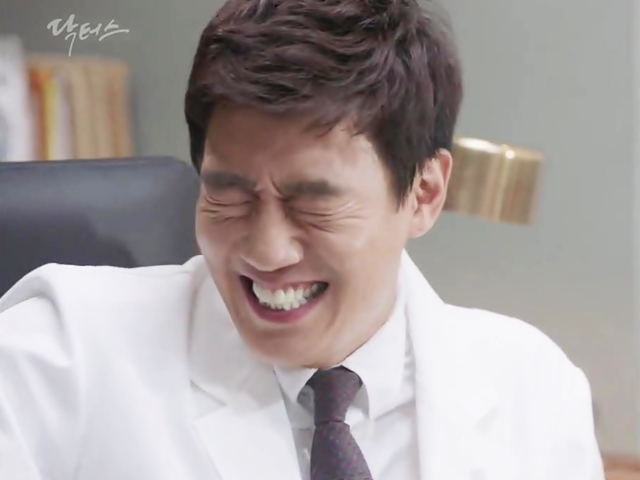 Chuyện tình bác sĩ tập 15: Kim Rae Won nhăn mặt khi được bạn gái chăm sóc