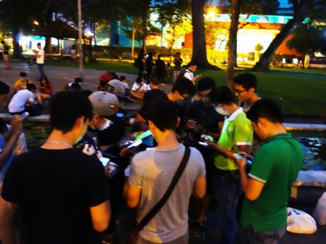 Cơn “địa chấn” Pokemon Go tại công viên, phố đi bộ Sài Gòn