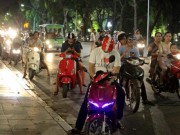 Tin tức - Theo chân những "kẻ mộng du" săn Pokémon trong đêm